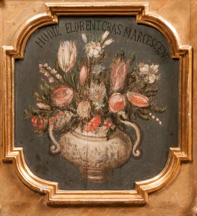 Zdjęcie nr 4: Para przyściennych stalli ustawionych po obu stronach prezbiterium w Niepołomicach uzyskała formę architektoniczną z wysokimi zapleckami i obudowanymi klęcznikami ustawionymi z przodu. Każda z nich otrzymała pięć siedzisk. Wejście do każdej znajduje się z boku i na środku. Przy wejściach z boku na przedpiersiu ustawiono cebulaste sterczyny na prostopadłościennych cokolikach. Zaplecki artykułowano za pomocą pilastrów o kompozytowych kapitelach dźwigających niepełne belkowanie z wydatnym gzymsem, wyłamane na ich osiach. Całość została zwieńczona pięcioma dekoracyjnymi wazami płomienistymi ustawionymi na prostopadłościennych cokolikach. W polach pomiędzy pilastrami umieszczono cztery profilowane, złocone ramy o rożnym kształcie (owalnym, czworobocznym, półkolistym i wielobocznym) z pojedynczymi przedstawieniami  świętych. W stalli południowej od lewej wyobrażono: św. Jana Kantego, Marcina Baryczkę, Świętosława Milczącego, św. Feliksa z Noli. Z kolei w stalli północnej od prawej ukazano: św. Filipa Nereusza, św. Jana Nepomucena, św. Walentego i św. Faustyna z Bresci. Świętych identyfikują czarne, majuskułowe podpisy, których kształt liter sugeruje, że zostały wprowadzone w pierwszej połowie XIX wieku. Poniżej każdego wizerunku na cokołach zaplecków w płycinach wyznaczonych prostokątnymi, złoconymi i profilowanymi ramkami znalazły się łacińskie sentencje. Także lica przedpiersi zostały artykułowane pilastrami na cokołach, jednakże bez dekoracyjnych głowic. Pomiędzy nimi w czworobocznych, profilowanych i złoconych ramach o wklęsłych narożach wyobrażono bukiety kwiatów. Kwiaty ukazano naprzemiennie w płaskich koszach lub wazach na niebieskim tle. Na niektórych bukietach widoczne są siedzące ptaki. Ponad bukietami znalazły się pisane czarnymi literami łacińskie sentencje. Elementy architektoniczne zostały pokryte marmuryzcją, a ramy i detale zdobnicze pozłocono. Na stalli na ścianie północnej ponad kapitelem skrajnego pilastra od zachodu widnieje data ich wykonania: A(NNO) D(OMINI) 1766. Z kolei na stalli na ścianie południowej, ponad kapitelem skrajnego pilastra od zachodu widnieją zapewne inicjały fundatora: X(IĄDZ). / TCD. W / P(LEBANUS) N(IEPOLOMICENSIS).