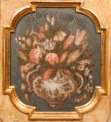 Zdjęcie nr 12: Para przyściennych stalli ustawionych po obu stronach prezbiterium w Niepołomicach uzyskała formę architektoniczną z wysokimi zapleckami i obudowanymi klęcznikami ustawionymi z przodu. Każda z nich otrzymała pięć siedzisk. Wejście do każdej znajduje się z boku i na środku. Przy wejściach z boku na przedpiersiu ustawiono cebulaste sterczyny na prostopadłościennych cokolikach. Zaplecki artykułowano za pomocą pilastrów o kompozytowych kapitelach dźwigających niepełne belkowanie z wydatnym gzymsem, wyłamane na ich osiach. Całość została zwieńczona pięcioma dekoracyjnymi wazami płomienistymi ustawionymi na prostopadłościennych cokolikach. W polach pomiędzy pilastrami umieszczono cztery profilowane, złocone ramy o rożnym kształcie (owalnym, czworobocznym, półkolistym i wielobocznym) z pojedynczymi przedstawieniami  świętych. W stalli południowej od lewej wyobrażono: św. Jana Kantego, Marcina Baryczkę, Świętosława Milczącego, św. Feliksa z Noli. Z kolei w stalli północnej od prawej ukazano: św. Filipa Nereusza, św. Jana Nepomucena, św. Walentego i św. Faustyna z Bresci. Świętych identyfikują czarne, majuskułowe podpisy, których kształt liter sugeruje, że zostały wprowadzone w pierwszej połowie XIX wieku. Poniżej każdego wizerunku na cokołach zaplecków w płycinach wyznaczonych prostokątnymi, złoconymi i profilowanymi ramkami znalazły się łacińskie sentencje. Także lica przedpiersi zostały artykułowane pilastrami na cokołach, jednakże bez dekoracyjnych głowic. Pomiędzy nimi w czworobocznych, profilowanych i złoconych ramach o wklęsłych narożach wyobrażono bukiety kwiatów. Kwiaty ukazano naprzemiennie w płaskich koszach lub wazach na niebieskim tle. Na niektórych bukietach widoczne są siedzące ptaki. Ponad bukietami znalazły się pisane czarnymi literami łacińskie sentencje. Elementy architektoniczne zostały pokryte marmuryzcją, a ramy i detale zdobnicze pozłocono. Na stalli na ścianie północnej ponad kapitelem skrajnego pilastra od zachodu widnieje data ich wykonania: A(NNO) D(OMINI) 1766. Z kolei na stalli na ścianie południowej, ponad kapitelem skrajnego pilastra od zachodu widnieją zapewne inicjały fundatora: X(IĄDZ). / TCD. W / P(LEBANUS) N(IEPOLOMICENSIS).