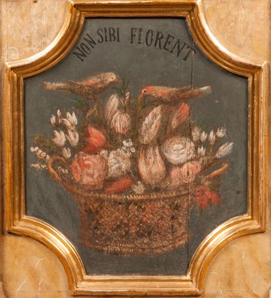 Zdjęcie nr 13: Para przyściennych stalli ustawionych po obu stronach prezbiterium w Niepołomicach uzyskała formę architektoniczną z wysokimi zapleckami i obudowanymi klęcznikami ustawionymi z przodu. Każda z nich otrzymała pięć siedzisk. Wejście do każdej znajduje się z boku i na środku. Przy wejściach z boku na przedpiersiu ustawiono cebulaste sterczyny na prostopadłościennych cokolikach. Zaplecki artykułowano za pomocą pilastrów o kompozytowych kapitelach dźwigających niepełne belkowanie z wydatnym gzymsem, wyłamane na ich osiach. Całość została zwieńczona pięcioma dekoracyjnymi wazami płomienistymi ustawionymi na prostopadłościennych cokolikach. W polach pomiędzy pilastrami umieszczono cztery profilowane, złocone ramy o rożnym kształcie (owalnym, czworobocznym, półkolistym i wielobocznym) z pojedynczymi przedstawieniami  świętych. W stalli południowej od lewej wyobrażono: św. Jana Kantego, Marcina Baryczkę, Świętosława Milczącego, św. Feliksa z Noli. Z kolei w stalli północnej od prawej ukazano: św. Filipa Nereusza, św. Jana Nepomucena, św. Walentego i św. Faustyna z Bresci. Świętych identyfikują czarne, majuskułowe podpisy, których kształt liter sugeruje, że zostały wprowadzone w pierwszej połowie XIX wieku. Poniżej każdego wizerunku na cokołach zaplecków w płycinach wyznaczonych prostokątnymi, złoconymi i profilowanymi ramkami znalazły się łacińskie sentencje. Także lica przedpiersi zostały artykułowane pilastrami na cokołach, jednakże bez dekoracyjnych głowic. Pomiędzy nimi w czworobocznych, profilowanych i złoconych ramach o wklęsłych narożach wyobrażono bukiety kwiatów. Kwiaty ukazano naprzemiennie w płaskich koszach lub wazach na niebieskim tle. Na niektórych bukietach widoczne są siedzące ptaki. Ponad bukietami znalazły się pisane czarnymi literami łacińskie sentencje. Elementy architektoniczne zostały pokryte marmuryzcją, a ramy i detale zdobnicze pozłocono. Na stalli na ścianie północnej ponad kapitelem skrajnego pilastra od zachodu widnieje data ich wykonania: A(NNO) D(OMINI) 1766. Z kolei na stalli na ścianie południowej, ponad kapitelem skrajnego pilastra od zachodu widnieją zapewne inicjały fundatora: X(IĄDZ). / TCD. W / P(LEBANUS) N(IEPOLOMICENSIS).