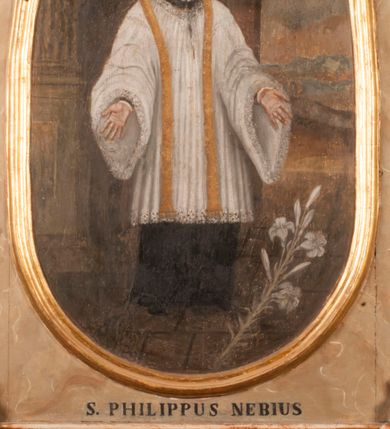 Zdjęcie nr 17: Para przyściennych stalli ustawionych po obu stronach prezbiterium w Niepołomicach uzyskała formę architektoniczną z wysokimi zapleckami i obudowanymi klęcznikami ustawionymi z przodu. Każda z nich otrzymała pięć siedzisk. Wejście do każdej znajduje się z boku i na środku. Przy wejściach z boku na przedpiersiu ustawiono cebulaste sterczyny na prostopadłościennych cokolikach. Zaplecki artykułowano za pomocą pilastrów o kompozytowych kapitelach dźwigających niepełne belkowanie z wydatnym gzymsem, wyłamane na ich osiach. Całość została zwieńczona pięcioma dekoracyjnymi wazami płomienistymi ustawionymi na prostopadłościennych cokolikach. W polach pomiędzy pilastrami umieszczono cztery profilowane, złocone ramy o rożnym kształcie (owalnym, czworobocznym, półkolistym i wielobocznym) z pojedynczymi przedstawieniami  świętych. W stalli południowej od lewej wyobrażono: św. Jana Kantego, Marcina Baryczkę, Świętosława Milczącego, św. Feliksa z Noli. Z kolei w stalli północnej od prawej ukazano: św. Filipa Nereusza, św. Jana Nepomucena, św. Walentego i św. Faustyna z Bresci. Świętych identyfikują czarne, majuskułowe podpisy, których kształt liter sugeruje, że zostały wprowadzone w pierwszej połowie XIX wieku. Poniżej każdego wizerunku na cokołach zaplecków w płycinach wyznaczonych prostokątnymi, złoconymi i profilowanymi ramkami znalazły się łacińskie sentencje. Także lica przedpiersi zostały artykułowane pilastrami na cokołach, jednakże bez dekoracyjnych głowic. Pomiędzy nimi w czworobocznych, profilowanych i złoconych ramach o wklęsłych narożach wyobrażono bukiety kwiatów. Kwiaty ukazano naprzemiennie w płaskich koszach lub wazach na niebieskim tle. Na niektórych bukietach widoczne są siedzące ptaki. Ponad bukietami znalazły się pisane czarnymi literami łacińskie sentencje. Elementy architektoniczne zostały pokryte marmuryzcją, a ramy i detale zdobnicze pozłocono. Na stalli na ścianie północnej ponad kapitelem skrajnego pilastra od zachodu widnieje data ich wykonania: A(NNO) D(OMINI) 1766. Z kolei na stalli na ścianie południowej, ponad kapitelem skrajnego pilastra od zachodu widnieją zapewne inicjały fundatora: X(IĄDZ). / TCD. W / P(LEBANUS) N(IEPOLOMICENSIS).