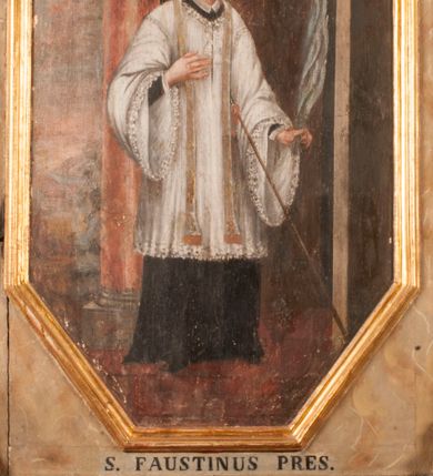 Zdjęcie nr 14: Para przyściennych stalli ustawionych po obu stronach prezbiterium w Niepołomicach uzyskała formę architektoniczną z wysokimi zapleckami i obudowanymi klęcznikami ustawionymi z przodu. Każda z nich otrzymała pięć siedzisk. Wejście do każdej znajduje się z boku i na środku. Przy wejściach z boku na przedpiersiu ustawiono cebulaste sterczyny na prostopadłościennych cokolikach. Zaplecki artykułowano za pomocą pilastrów o kompozytowych kapitelach dźwigających niepełne belkowanie z wydatnym gzymsem, wyłamane na ich osiach. Całość została zwieńczona pięcioma dekoracyjnymi wazami płomienistymi ustawionymi na prostopadłościennych cokolikach. W polach pomiędzy pilastrami umieszczono cztery profilowane, złocone ramy o rożnym kształcie (owalnym, czworobocznym, półkolistym i wielobocznym) z pojedynczymi przedstawieniami  świętych. W stalli południowej od lewej wyobrażono: św. Jana Kantego, Marcina Baryczkę, Świętosława Milczącego, św. Feliksa z Noli. Z kolei w stalli północnej od prawej ukazano: św. Filipa Nereusza, św. Jana Nepomucena, św. Walentego i św. Faustyna z Bresci. Świętych identyfikują czarne, majuskułowe podpisy, których kształt liter sugeruje, że zostały wprowadzone w pierwszej połowie XIX wieku. Poniżej każdego wizerunku na cokołach zaplecków w płycinach wyznaczonych prostokątnymi, złoconymi i profilowanymi ramkami znalazły się łacińskie sentencje. Także lica przedpiersi zostały artykułowane pilastrami na cokołach, jednakże bez dekoracyjnych głowic. Pomiędzy nimi w czworobocznych, profilowanych i złoconych ramach o wklęsłych narożach wyobrażono bukiety kwiatów. Kwiaty ukazano naprzemiennie w płaskich koszach lub wazach na niebieskim tle. Na niektórych bukietach widoczne są siedzące ptaki. Ponad bukietami znalazły się pisane czarnymi literami łacińskie sentencje. Elementy architektoniczne zostały pokryte marmuryzcją, a ramy i detale zdobnicze pozłocono. Na stalli na ścianie północnej ponad kapitelem skrajnego pilastra od zachodu widnieje data ich wykonania: A(NNO) D(OMINI) 1766. Z kolei na stalli na ścianie południowej, ponad kapitelem skrajnego pilastra od zachodu widnieją zapewne inicjały fundatora: X(IĄDZ). / TCD. W / P(LEBANUS) N(IEPOLOMICENSIS).