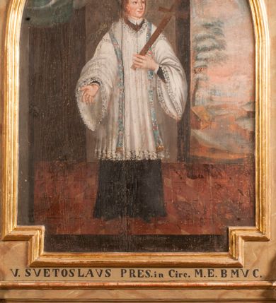 Zdjęcie nr 18: Para przyściennych stalli ustawionych po obu stronach prezbiterium w Niepołomicach uzyskała formę architektoniczną z wysokimi zapleckami i obudowanymi klęcznikami ustawionymi z przodu. Każda z nich otrzymała pięć siedzisk. Wejście do każdej znajduje się z boku i na środku. Przy wejściach z boku na przedpiersiu ustawiono cebulaste sterczyny na prostopadłościennych cokolikach. Zaplecki artykułowano za pomocą pilastrów o kompozytowych kapitelach dźwigających niepełne belkowanie z wydatnym gzymsem, wyłamane na ich osiach. Całość została zwieńczona pięcioma dekoracyjnymi wazami płomienistymi ustawionymi na prostopadłościennych cokolikach. W polach pomiędzy pilastrami umieszczono cztery profilowane, złocone ramy o rożnym kształcie (owalnym, czworobocznym, półkolistym i wielobocznym) z pojedynczymi przedstawieniami  świętych. W stalli południowej od lewej wyobrażono: św. Jana Kantego, Marcina Baryczkę, Świętosława Milczącego, św. Feliksa z Noli. Z kolei w stalli północnej od prawej ukazano: św. Filipa Nereusza, św. Jana Nepomucena, św. Walentego i św. Faustyna z Bresci. Świętych identyfikują czarne, majuskułowe podpisy, których kształt liter sugeruje, że zostały wprowadzone w pierwszej połowie XIX wieku. Poniżej każdego wizerunku na cokołach zaplecków w płycinach wyznaczonych prostokątnymi, złoconymi i profilowanymi ramkami znalazły się łacińskie sentencje. Także lica przedpiersi zostały artykułowane pilastrami na cokołach, jednakże bez dekoracyjnych głowic. Pomiędzy nimi w czworobocznych, profilowanych i złoconych ramach o wklęsłych narożach wyobrażono bukiety kwiatów. Kwiaty ukazano naprzemiennie w płaskich koszach lub wazach na niebieskim tle. Na niektórych bukietach widoczne są siedzące ptaki. Ponad bukietami znalazły się pisane czarnymi literami łacińskie sentencje. Elementy architektoniczne zostały pokryte marmuryzcją, a ramy i detale zdobnicze pozłocono. Na stalli na ścianie północnej ponad kapitelem skrajnego pilastra od zachodu widnieje data ich wykonania: A(NNO) D(OMINI) 1766. Z kolei na stalli na ścianie południowej, ponad kapitelem skrajnego pilastra od zachodu widnieją zapewne inicjały fundatora: X(IĄDZ). / TCD. W / P(LEBANUS) N(IEPOLOMICENSIS).