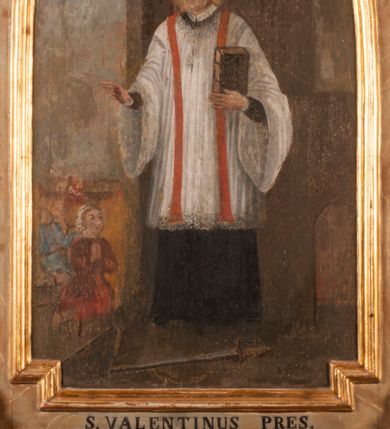 Zdjęcie nr 20: Para przyściennych stalli ustawionych po obu stronach prezbiterium w Niepołomicach uzyskała formę architektoniczną z wysokimi zapleckami i obudowanymi klęcznikami ustawionymi z przodu. Każda z nich otrzymała pięć siedzisk. Wejście do każdej znajduje się z boku i na środku. Przy wejściach z boku na przedpiersiu ustawiono cebulaste sterczyny na prostopadłościennych cokolikach. Zaplecki artykułowano za pomocą pilastrów o kompozytowych kapitelach dźwigających niepełne belkowanie z wydatnym gzymsem, wyłamane na ich osiach. Całość została zwieńczona pięcioma dekoracyjnymi wazami płomienistymi ustawionymi na prostopadłościennych cokolikach. W polach pomiędzy pilastrami umieszczono cztery profilowane, złocone ramy o rożnym kształcie (owalnym, czworobocznym, półkolistym i wielobocznym) z pojedynczymi przedstawieniami  świętych. W stalli południowej od lewej wyobrażono: św. Jana Kantego, Marcina Baryczkę, Świętosława Milczącego, św. Feliksa z Noli. Z kolei w stalli północnej od prawej ukazano: św. Filipa Nereusza, św. Jana Nepomucena, św. Walentego i św. Faustyna z Bresci. Świętych identyfikują czarne, majuskułowe podpisy, których kształt liter sugeruje, że zostały wprowadzone w pierwszej połowie XIX wieku. Poniżej każdego wizerunku na cokołach zaplecków w płycinach wyznaczonych prostokątnymi, złoconymi i profilowanymi ramkami znalazły się łacińskie sentencje. Także lica przedpiersi zostały artykułowane pilastrami na cokołach, jednakże bez dekoracyjnych głowic. Pomiędzy nimi w czworobocznych, profilowanych i złoconych ramach o wklęsłych narożach wyobrażono bukiety kwiatów. Kwiaty ukazano naprzemiennie w płaskich koszach lub wazach na niebieskim tle. Na niektórych bukietach widoczne są siedzące ptaki. Ponad bukietami znalazły się pisane czarnymi literami łacińskie sentencje. Elementy architektoniczne zostały pokryte marmuryzcją, a ramy i detale zdobnicze pozłocono. Na stalli na ścianie północnej ponad kapitelem skrajnego pilastra od zachodu widnieje data ich wykonania: A(NNO) D(OMINI) 1766. Z kolei na stalli na ścianie południowej, ponad kapitelem skrajnego pilastra od zachodu widnieją zapewne inicjały fundatora: X(IĄDZ). / TCD. W / P(LEBANUS) N(IEPOLOMICENSIS).