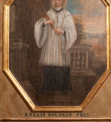 Zdjęcie nr 16: Para przyściennych stalli ustawionych po obu stronach prezbiterium w Niepołomicach uzyskała formę architektoniczną z wysokimi zapleckami i obudowanymi klęcznikami ustawionymi z przodu. Każda z nich otrzymała pięć siedzisk. Wejście do każdej znajduje się z boku i na środku. Przy wejściach z boku na przedpiersiu ustawiono cebulaste sterczyny na prostopadłościennych cokolikach. Zaplecki artykułowano za pomocą pilastrów o kompozytowych kapitelach dźwigających niepełne belkowanie z wydatnym gzymsem, wyłamane na ich osiach. Całość została zwieńczona pięcioma dekoracyjnymi wazami płomienistymi ustawionymi na prostopadłościennych cokolikach. W polach pomiędzy pilastrami umieszczono cztery profilowane, złocone ramy o rożnym kształcie (owalnym, czworobocznym, półkolistym i wielobocznym) z pojedynczymi przedstawieniami  świętych. W stalli południowej od lewej wyobrażono: św. Jana Kantego, Marcina Baryczkę, Świętosława Milczącego, św. Feliksa z Noli. Z kolei w stalli północnej od prawej ukazano: św. Filipa Nereusza, św. Jana Nepomucena, św. Walentego i św. Faustyna z Bresci. Świętych identyfikują czarne, majuskułowe podpisy, których kształt liter sugeruje, że zostały wprowadzone w pierwszej połowie XIX wieku. Poniżej każdego wizerunku na cokołach zaplecków w płycinach wyznaczonych prostokątnymi, złoconymi i profilowanymi ramkami znalazły się łacińskie sentencje. Także lica przedpiersi zostały artykułowane pilastrami na cokołach, jednakże bez dekoracyjnych głowic. Pomiędzy nimi w czworobocznych, profilowanych i złoconych ramach o wklęsłych narożach wyobrażono bukiety kwiatów. Kwiaty ukazano naprzemiennie w płaskich koszach lub wazach na niebieskim tle. Na niektórych bukietach widoczne są siedzące ptaki. Ponad bukietami znalazły się pisane czarnymi literami łacińskie sentencje. Elementy architektoniczne zostały pokryte marmuryzcją, a ramy i detale zdobnicze pozłocono. Na stalli na ścianie północnej ponad kapitelem skrajnego pilastra od zachodu widnieje data ich wykonania: A(NNO) D(OMINI) 1766. Z kolei na stalli na ścianie południowej, ponad kapitelem skrajnego pilastra od zachodu widnieją zapewne inicjały fundatora: X(IĄDZ). / TCD. W / P(LEBANUS) N(IEPOLOMICENSIS).