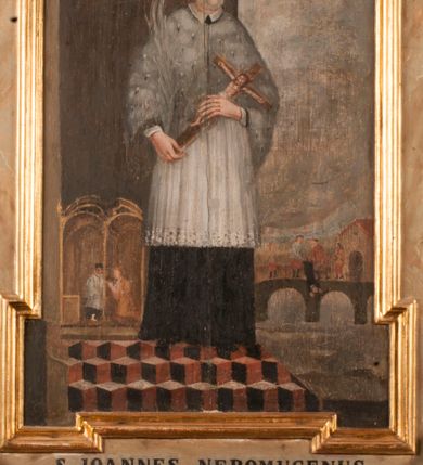 Zdjęcie nr 21: Para przyściennych stalli ustawionych po obu stronach prezbiterium w Niepołomicach uzyskała formę architektoniczną z wysokimi zapleckami i obudowanymi klęcznikami ustawionymi z przodu. Każda z nich otrzymała pięć siedzisk. Wejście do każdej znajduje się z boku i na środku. Przy wejściach z boku na przedpiersiu ustawiono cebulaste sterczyny na prostopadłościennych cokolikach. Zaplecki artykułowano za pomocą pilastrów o kompozytowych kapitelach dźwigających niepełne belkowanie z wydatnym gzymsem, wyłamane na ich osiach. Całość została zwieńczona pięcioma dekoracyjnymi wazami płomienistymi ustawionymi na prostopadłościennych cokolikach. W polach pomiędzy pilastrami umieszczono cztery profilowane, złocone ramy o rożnym kształcie (owalnym, czworobocznym, półkolistym i wielobocznym) z pojedynczymi przedstawieniami  świętych. W stalli południowej od lewej wyobrażono: św. Jana Kantego, Marcina Baryczkę, Świętosława Milczącego, św. Feliksa z Noli. Z kolei w stalli północnej od prawej ukazano: św. Filipa Nereusza, św. Jana Nepomucena, św. Walentego i św. Faustyna z Bresci. Świętych identyfikują czarne, majuskułowe podpisy, których kształt liter sugeruje, że zostały wprowadzone w pierwszej połowie XIX wieku. Poniżej każdego wizerunku na cokołach zaplecków w płycinach wyznaczonych prostokątnymi, złoconymi i profilowanymi ramkami znalazły się łacińskie sentencje. Także lica przedpiersi zostały artykułowane pilastrami na cokołach, jednakże bez dekoracyjnych głowic. Pomiędzy nimi w czworobocznych, profilowanych i złoconych ramach o wklęsłych narożach wyobrażono bukiety kwiatów. Kwiaty ukazano naprzemiennie w płaskich koszach lub wazach na niebieskim tle. Na niektórych bukietach widoczne są siedzące ptaki. Ponad bukietami znalazły się pisane czarnymi literami łacińskie sentencje. Elementy architektoniczne zostały pokryte marmuryzcją, a ramy i detale zdobnicze pozłocono. Na stalli na ścianie północnej ponad kapitelem skrajnego pilastra od zachodu widnieje data ich wykonania: A(NNO) D(OMINI) 1766. Z kolei na stalli na ścianie południowej, ponad kapitelem skrajnego pilastra od zachodu widnieją zapewne inicjały fundatora: X(IĄDZ). / TCD. W / P(LEBANUS) N(IEPOLOMICENSIS).