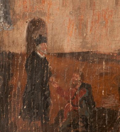 Zdjęcie nr 7: Przedstawienie ze św. Janem Kantym zostało ujęte w owalną, złoconą i profilowaną ramę. Świętego ukazano frontalnie w całej postaci w lekkim zwrocie w prawo na tle architektury. Jego głowa, lekko uniesiona, ujęta jest w trzech czwartych w prawo. Prawą rękę w nieznacznym geście wskazującym ma uniesioną i odsuniętą od ciała. W lewej natomiast trzyma pod skosem księgę o czerwonych bokach, oprawioną w szarą oprawę i spiętą na dwie klamry. Jest to starszy, łysiejący mężczyzna z wianuszkiem siwych włosów, o takim samym krótkim zaroście. Ma wysokie, łyse czoło, rumianą twarz z prostym nosem i wydatnymi ustami. Jego głowę otacza jasnobeżowy nimb. Jan Kanty ubrany jest w sutannę z koloratką w formie białego kołnierzyka, sięgającą kolan komżę z szerokimi rękawami, wiązaną pod szyją i obszytą wzorzystą koronką. Na piersi ma złocistą stułę. Święty zwraca się w stronę częściowo widocznego stołu ustawionego na jednostopniowym podeście na architektonicznym tle z motywem arkady. Ponad nią widoczne są różowo-białe obłoki wypełniające w całości górną przestrzeń kompozycji. Stół nakrywa błękitnobiały obrus obszyty u dołu złocistą frędzlą. Stoi na nim czarny krucyfiks ze złotą pasyjką, a po jego bokach czarny biret i srebrzysty dzwonek. Przed krzyżem leży zwisający ze stołu złocisty różaniec zakończony medalionem. Przed stołem leżą oparte o podest dwa złociste skrzyżowane berła w kształcie znanym z godła Uniwersytetu Jagiellońskiego. Ponad głową Jana Kantego na tle obłoków unosi się nagie, uskrzydlone putto trzymające w ręce zielony wianek. Za świętym z prawej strony obrazu rozciąga się pastelowy pejzaż z różowo-błękitnym niebem. Na jego tle ukazano niewielką postać Jana Kantego w czarnej sutannie i birecie udzielającą jałmużny siedzącemu mężczyźnie. Scena rozgrywa się na tle podłużnego budynku, być może kościoła lub budynku uniwersyteckiego o jasnych ścianach i czerwonym dachu. Pod obrazem umieszczono czarny, majuskułowy napis „S(ANCTUS) JOANNES CANTIUS”. Poniżej na płycinie stalli umieszczono drugą inskrypcję w profilowanej, złoconej ramie „DIFFAMARE CAVE: NAM REVOCARE CRAVE / CONTURBARE CAVE: NON EST PLACERE SUAVE”.