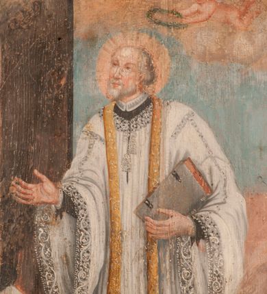 Zdjęcie nr 3: Przedstawienie ze św. Janem Kantym zostało ujęte w owalną, złoconą i profilowaną ramę. Świętego ukazano frontalnie w całej postaci w lekkim zwrocie w prawo na tle architektury. Jego głowa, lekko uniesiona, ujęta jest w trzech czwartych w prawo. Prawą rękę w nieznacznym geście wskazującym ma uniesioną i odsuniętą od ciała. W lewej natomiast trzyma pod skosem księgę o czerwonych bokach, oprawioną w szarą oprawę i spiętą na dwie klamry. Jest to starszy, łysiejący mężczyzna z wianuszkiem siwych włosów, o takim samym krótkim zaroście. Ma wysokie, łyse czoło, rumianą twarz z prostym nosem i wydatnymi ustami. Jego głowę otacza jasnobeżowy nimb. Jan Kanty ubrany jest w sutannę z koloratką w formie białego kołnierzyka, sięgającą kolan komżę z szerokimi rękawami, wiązaną pod szyją i obszytą wzorzystą koronką. Na piersi ma złocistą stułę. Święty zwraca się w stronę częściowo widocznego stołu ustawionego na jednostopniowym podeście na architektonicznym tle z motywem arkady. Ponad nią widoczne są różowo-białe obłoki wypełniające w całości górną przestrzeń kompozycji. Stół nakrywa błękitnobiały obrus obszyty u dołu złocistą frędzlą. Stoi na nim czarny krucyfiks ze złotą pasyjką, a po jego bokach czarny biret i srebrzysty dzwonek. Przed krzyżem leży zwisający ze stołu złocisty różaniec zakończony medalionem. Przed stołem leżą oparte o podest dwa złociste skrzyżowane berła w kształcie znanym z godła Uniwersytetu Jagiellońskiego. Ponad głową Jana Kantego na tle obłoków unosi się nagie, uskrzydlone putto trzymające w ręce zielony wianek. Za świętym z prawej strony obrazu rozciąga się pastelowy pejzaż z różowo-błękitnym niebem. Na jego tle ukazano niewielką postać Jana Kantego w czarnej sutannie i birecie udzielającą jałmużny siedzącemu mężczyźnie. Scena rozgrywa się na tle podłużnego budynku, być może kościoła lub budynku uniwersyteckiego o jasnych ścianach i czerwonym dachu. Pod obrazem umieszczono czarny, majuskułowy napis „S(ANCTUS) JOANNES CANTIUS”. Poniżej na płycinie stalli umieszczono drugą inskrypcję w profilowanej, złoconej ramie „DIFFAMARE CAVE: NAM REVOCARE CRAVE / CONTURBARE CAVE: NON EST PLACERE SUAVE”.