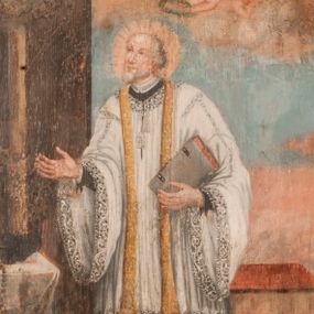 Zdjęcie nr 1: Przedstawienie ze św. Janem Kantym zostało ujęte w owalną, złoconą i profilowaną ramę. Świętego ukazano frontalnie w całej postaci w lekkim zwrocie w prawo na tle architektury. Jego głowa, lekko uniesiona, ujęta jest w trzech czwartych w prawo. Prawą rękę w nieznacznym geście wskazującym ma uniesioną i odsuniętą od ciała. W lewej natomiast trzyma pod skosem księgę o czerwonych bokach, oprawioną w szarą oprawę i spiętą na dwie klamry. Jest to starszy, łysiejący mężczyzna z wianuszkiem siwych włosów, o takim samym krótkim zaroście. Ma wysokie, łyse czoło, rumianą twarz z prostym nosem i wydatnymi ustami. Jego głowę otacza jasnobeżowy nimb. Jan Kanty ubrany jest w sutannę z koloratką w formie białego kołnierzyka, sięgającą kolan komżę z szerokimi rękawami, wiązaną pod szyją i obszytą wzorzystą koronką. Na piersi ma złocistą stułę. Święty zwraca się w stronę częściowo widocznego stołu ustawionego na jednostopniowym podeście na architektonicznym tle z motywem arkady. Ponad nią widoczne są różowo-białe obłoki wypełniające w całości górną przestrzeń kompozycji. Stół nakrywa błękitnobiały obrus obszyty u dołu złocistą frędzlą. Stoi na nim czarny krucyfiks ze złotą pasyjką, a po jego bokach czarny biret i srebrzysty dzwonek. Przed krzyżem leży zwisający ze stołu złocisty różaniec zakończony medalionem. Przed stołem leżą oparte o podest dwa złociste skrzyżowane berła w kształcie znanym z godła Uniwersytetu Jagiellońskiego. Ponad głową Jana Kantego na tle obłoków unosi się nagie, uskrzydlone putto trzymające w ręce zielony wianek. Za świętym z prawej strony obrazu rozciąga się pastelowy pejzaż z różowo-błękitnym niebem. Na jego tle ukazano niewielką postać Jana Kantego w czarnej sutannie i birecie udzielającą jałmużny siedzącemu mężczyźnie. Scena rozgrywa się na tle podłużnego budynku, być może kościoła lub budynku uniwersyteckiego o jasnych ścianach i czerwonym dachu. Pod obrazem umieszczono czarny, majuskułowy napis „S(ANCTUS) JOANNES CANTIUS”. Poniżej na płycinie stalli umieszczono drugą inskrypcję w profilowanej, złoconej ramie „DIFFAMARE CAVE: NAM REVOCARE CRAVE / CONTURBARE CAVE: NON EST PLACERE SUAVE”.