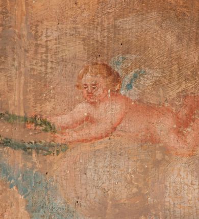 Zdjęcie nr 8: Przedstawienie ze św. Janem Kantym zostało ujęte w owalną, złoconą i profilowaną ramę. Świętego ukazano frontalnie w całej postaci w lekkim zwrocie w prawo na tle architektury. Jego głowa, lekko uniesiona, ujęta jest w trzech czwartych w prawo. Prawą rękę w nieznacznym geście wskazującym ma uniesioną i odsuniętą od ciała. W lewej natomiast trzyma pod skosem księgę o czerwonych bokach, oprawioną w szarą oprawę i spiętą na dwie klamry. Jest to starszy, łysiejący mężczyzna z wianuszkiem siwych włosów, o takim samym krótkim zaroście. Ma wysokie, łyse czoło, rumianą twarz z prostym nosem i wydatnymi ustami. Jego głowę otacza jasnobeżowy nimb. Jan Kanty ubrany jest w sutannę z koloratką w formie białego kołnierzyka, sięgającą kolan komżę z szerokimi rękawami, wiązaną pod szyją i obszytą wzorzystą koronką. Na piersi ma złocistą stułę. Święty zwraca się w stronę częściowo widocznego stołu ustawionego na jednostopniowym podeście na architektonicznym tle z motywem arkady. Ponad nią widoczne są różowo-białe obłoki wypełniające w całości górną przestrzeń kompozycji. Stół nakrywa błękitnobiały obrus obszyty u dołu złocistą frędzlą. Stoi na nim czarny krucyfiks ze złotą pasyjką, a po jego bokach czarny biret i srebrzysty dzwonek. Przed krzyżem leży zwisający ze stołu złocisty różaniec zakończony medalionem. Przed stołem leżą oparte o podest dwa złociste skrzyżowane berła w kształcie znanym z godła Uniwersytetu Jagiellońskiego. Ponad głową Jana Kantego na tle obłoków unosi się nagie, uskrzydlone putto trzymające w ręce zielony wianek. Za świętym z prawej strony obrazu rozciąga się pastelowy pejzaż z różowo-błękitnym niebem. Na jego tle ukazano niewielką postać Jana Kantego w czarnej sutannie i birecie udzielającą jałmużny siedzącemu mężczyźnie. Scena rozgrywa się na tle podłużnego budynku, być może kościoła lub budynku uniwersyteckiego o jasnych ścianach i czerwonym dachu. Pod obrazem umieszczono czarny, majuskułowy napis „S(ANCTUS) JOANNES CANTIUS”. Poniżej na płycinie stalli umieszczono drugą inskrypcję w profilowanej, złoconej ramie „DIFFAMARE CAVE: NAM REVOCARE CRAVE / CONTURBARE CAVE: NON EST PLACERE SUAVE”.