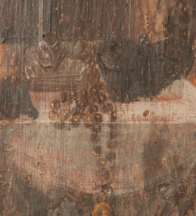 Zdjęcie nr 9: Przedstawienie ze św. Janem Kantym zostało ujęte w owalną, złoconą i profilowaną ramę. Świętego ukazano frontalnie w całej postaci w lekkim zwrocie w prawo na tle architektury. Jego głowa, lekko uniesiona, ujęta jest w trzech czwartych w prawo. Prawą rękę w nieznacznym geście wskazującym ma uniesioną i odsuniętą od ciała. W lewej natomiast trzyma pod skosem księgę o czerwonych bokach, oprawioną w szarą oprawę i spiętą na dwie klamry. Jest to starszy, łysiejący mężczyzna z wianuszkiem siwych włosów, o takim samym krótkim zaroście. Ma wysokie, łyse czoło, rumianą twarz z prostym nosem i wydatnymi ustami. Jego głowę otacza jasnobeżowy nimb. Jan Kanty ubrany jest w sutannę z koloratką w formie białego kołnierzyka, sięgającą kolan komżę z szerokimi rękawami, wiązaną pod szyją i obszytą wzorzystą koronką. Na piersi ma złocistą stułę. Święty zwraca się w stronę częściowo widocznego stołu ustawionego na jednostopniowym podeście na architektonicznym tle z motywem arkady. Ponad nią widoczne są różowo-białe obłoki wypełniające w całości górną przestrzeń kompozycji. Stół nakrywa błękitnobiały obrus obszyty u dołu złocistą frędzlą. Stoi na nim czarny krucyfiks ze złotą pasyjką, a po jego bokach czarny biret i srebrzysty dzwonek. Przed krzyżem leży zwisający ze stołu złocisty różaniec zakończony medalionem. Przed stołem leżą oparte o podest dwa złociste skrzyżowane berła w kształcie znanym z godła Uniwersytetu Jagiellońskiego. Ponad głową Jana Kantego na tle obłoków unosi się nagie, uskrzydlone putto trzymające w ręce zielony wianek. Za świętym z prawej strony obrazu rozciąga się pastelowy pejzaż z różowo-błękitnym niebem. Na jego tle ukazano niewielką postać Jana Kantego w czarnej sutannie i birecie udzielającą jałmużny siedzącemu mężczyźnie. Scena rozgrywa się na tle podłużnego budynku, być może kościoła lub budynku uniwersyteckiego o jasnych ścianach i czerwonym dachu. Pod obrazem umieszczono czarny, majuskułowy napis „S(ANCTUS) JOANNES CANTIUS”. Poniżej na płycinie stalli umieszczono drugą inskrypcję w profilowanej, złoconej ramie „DIFFAMARE CAVE: NAM REVOCARE CRAVE / CONTURBARE CAVE: NON EST PLACERE SUAVE”.