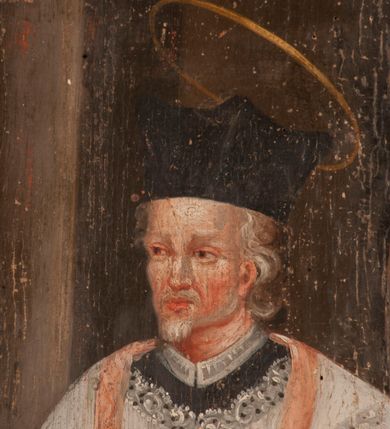 Zdjęcie nr 6: Obraz z przedstawieniem Marcina Baryczki ujmuje złocona, profilowana rama z czterema uszakami. Cała postać kapłana w ujęciu frontalnym, z głową zwróconą trzy czwarte w prawo, została przedstawiona na tle architektury i pastelowego pejzażu. Kapłan stoi przed półkolistymi drzwiami w jasnobrązowym portalu, do których prowadzą dwa stopnie. W wyciągniętej prawej ręce trzyma biały zwój. Natomiast lewą przyciska do piersi trzymaną księgę w czarnej oprawie o czerwonych bokach, spiętą na dwie klamry. Jest to starszy mężczyzna o siwych włosach i krótkim zaroście, z rumianą twarzą o prostym nosie i wydatnych wargach. Ubrany jest w sutannę z koloratką w kształcie kołnierzyka, sięgającą kolan komżę z szerokimi rękawami wiązaną pod szyją i czarny biret kapłański na głowie. Na ramionach ma ciemnobeżową stułę. Ponad głową zaznaczono za pomocą jasnej kreski prosty nimb talerzowy. Za kapłanem z prawej strony rozciąga się sekwencja zimowego pejzażu ze sceną zrzucenia go z mostu do zamarzniętej rzeki. Most wspiera się na dwóch arkadach. Z jego korony dwóch ludzi energicznie zrzuca Baryczkę do zamarzniętej Wisły. Z prawej strony most poprzedza brama mostowa w formie domku nakrytego dachem pulpitowym z półokrągłą bramą. Za nią widoczne jest wysokie drzewo przysypane śniegiem. W głębi rozpościerają się niskie wzgórza. Pod obrazem widnieje czarny napis „S(ANCTUS) BARICZKA VIC(ARIUS) E(CCLESIAE) C(ATHEDRALIS) C(RACOVIENSIS)”. Poniżej drugi napis ujęty w profilowaną, złoconą ramę: „NOLITE TIMERE EOS QVI OCCIDUNT CORPUS / ANIMAM AUTEM NON POSSUNT OCCIDERE Mat(theus) 11”.