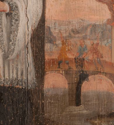 Zdjęcie nr 3: Obraz z przedstawieniem Marcina Baryczki ujmuje złocona, profilowana rama z czterema uszakami. Cała postać kapłana w ujęciu frontalnym, z głową zwróconą trzy czwarte w prawo, została przedstawiona na tle architektury i pastelowego pejzażu. Kapłan stoi przed półkolistymi drzwiami w jasnobrązowym portalu, do których prowadzą dwa stopnie. W wyciągniętej prawej ręce trzyma biały zwój. Natomiast lewą przyciska do piersi trzymaną księgę w czarnej oprawie o czerwonych bokach, spiętą na dwie klamry. Jest to starszy mężczyzna o siwych włosach i krótkim zaroście, z rumianą twarzą o prostym nosie i wydatnych wargach. Ubrany jest w sutannę z koloratką w kształcie kołnierzyka, sięgającą kolan komżę z szerokimi rękawami wiązaną pod szyją i czarny biret kapłański na głowie. Na ramionach ma ciemnobeżową stułę. Ponad głową zaznaczono za pomocą jasnej kreski prosty nimb talerzowy. Za kapłanem z prawej strony rozciąga się sekwencja zimowego pejzażu ze sceną zrzucenia go z mostu do zamarzniętej rzeki. Most wspiera się na dwóch arkadach. Z jego korony dwóch ludzi energicznie zrzuca Baryczkę do zamarzniętej Wisły. Z prawej strony most poprzedza brama mostowa w formie domku nakrytego dachem pulpitowym z półokrągłą bramą. Za nią widoczne jest wysokie drzewo przysypane śniegiem. W głębi rozpościerają się niskie wzgórza. Pod obrazem widnieje czarny napis „S(ANCTUS) BARICZKA VIC(ARIUS) E(CCLESIAE) C(ATHEDRALIS) C(RACOVIENSIS)”. Poniżej drugi napis ujęty w profilowaną, złoconą ramę: „NOLITE TIMERE EOS QVI OCCIDUNT CORPUS / ANIMAM AUTEM NON POSSUNT OCCIDERE Mat(theus) 11”.