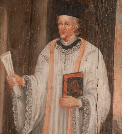 Zdjęcie nr 5: Obraz z przedstawieniem Marcina Baryczki ujmuje złocona, profilowana rama z czterema uszakami. Cała postać kapłana w ujęciu frontalnym, z głową zwróconą trzy czwarte w prawo, została przedstawiona na tle architektury i pastelowego pejzażu. Kapłan stoi przed półkolistymi drzwiami w jasnobrązowym portalu, do których prowadzą dwa stopnie. W wyciągniętej prawej ręce trzyma biały zwój. Natomiast lewą przyciska do piersi trzymaną księgę w czarnej oprawie o czerwonych bokach, spiętą na dwie klamry. Jest to starszy mężczyzna o siwych włosach i krótkim zaroście, z rumianą twarzą o prostym nosie i wydatnych wargach. Ubrany jest w sutannę z koloratką w kształcie kołnierzyka, sięgającą kolan komżę z szerokimi rękawami wiązaną pod szyją i czarny biret kapłański na głowie. Na ramionach ma ciemnobeżową stułę. Ponad głową zaznaczono za pomocą jasnej kreski prosty nimb talerzowy. Za kapłanem z prawej strony rozciąga się sekwencja zimowego pejzażu ze sceną zrzucenia go z mostu do zamarzniętej rzeki. Most wspiera się na dwóch arkadach. Z jego korony dwóch ludzi energicznie zrzuca Baryczkę do zamarzniętej Wisły. Z prawej strony most poprzedza brama mostowa w formie domku nakrytego dachem pulpitowym z półokrągłą bramą. Za nią widoczne jest wysokie drzewo przysypane śniegiem. W głębi rozpościerają się niskie wzgórza. Pod obrazem widnieje czarny napis „S(ANCTUS) BARICZKA VIC(ARIUS) E(CCLESIAE) C(ATHEDRALIS) C(RACOVIENSIS)”. Poniżej drugi napis ujęty w profilowaną, złoconą ramę: „NOLITE TIMERE EOS QVI OCCIDUNT CORPUS / ANIMAM AUTEM NON POSSUNT OCCIDERE Mat(theus) 11”.