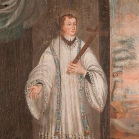 Zdjęcie nr 1: Obraz z przedstawieniem Świętosława Milczącego ujęty został w złoconą, profilowaną ramę zamkniętą półkoliście z uskokowo ściętymi narożnikami na dole. Całą postać Świętosława ukazano w ujęciu frontalnym, z głową zwróconą trzy czwarte w lewo na tle wnętrza architektonicznego z czerwono-beżową posadzką. Kapłan lewą ręką podtrzymuje wsparty na piersi brązowy krzyż, odchylony w lewą stronę. Natomiast prawą rękę ma lekko uniesioną i odsuniętą w bok. Jest to młody mężczyzna z owalną twarzą o mięsistym, wydatnym nosie i ustach, wyrazistych ciemnych oczach oraz rumianych policzkach. Na głowie otoczonej świetlistym nimbem ma krótkie, brązowe włosy. Ubrany jest w sutannę z koloratką w formie kołnierzyka, sięgającą kolan komżę z szerokimi rękawami, wiązaną pod szyją i obszytą koronką. Na ramionach ma nałożoną niebieską stułę pokrytą ornamentem kwiatowo-roślinnym. W lewej, górnej części obrazu widoczna jest bladoniebiesko-biała kotara. Z prawej strony kompozycji w głębi rozciąga się zimowy krajobraz utrzymany w pastelowej tonacji. Można w nim wyróżnić przykryte śniegiem wysokie drzewo, dom o siodłowym dachu oraz rzekę skutą lodem. Na horyzoncie ukazano różowo-niebieską zorzę. Pod obrazem widnieje czarny napis „V(ENERABILIS) SVETOSLAUS PRES(BYTER) in Circ(ii) M(ANSIONARIUS) E(CCLESIAE) B(EATAE) M(ARIAM) V(IRGINIS) C(RACOVIENSIS)”. 
Poniżej na płycinie stalli znajduje się druga inskrypcja ujęta w profilowaną, złoconą ramę „UBI CRVX IBI LVX / IN SANCTITATE ET IVSTITIA SALVS ANIMAE”. 