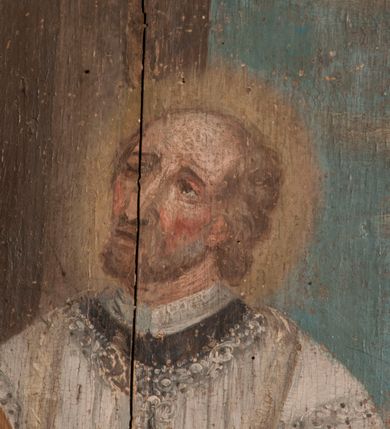 Zdjęcie nr 4: Kompozycję obrazu ujmuje złocona, profilowana rama o ściętych narożnikach. Świętego Feliksa z Noli ukazano w przestrzeni nawiązującej w swej formie do otwartego portyku. Tworzy ją widoczny z lewej strony fragment kolumny na wysokim postumencie, niska balustrada z tralkami znajdująca się za postacią świętego oraz posadzka ułożona z kwadratowych płyt. W głębi z prawej strony obrazu widoczny jest krajobraz z drzewem i różowo-białymi chmurami na niebieskim niebie. Święty został przedstawiony frontalnie w całej postaci, stojąc z głową lekko uniesioną i zwróconą trzy czwarte w prawo. Jest to starszy mężczyzna z łysiejącą głową z siwymi włosami i krótkim zarostem. Ma pociągłą twarz o zapadniętych policzkach i wydatnym prostym nosie. W rękach uniesionych na wysokości piersi trzyma oparte o prawe ramię dyscyplinę zakończoną metalowymi kolcami i wiązkę rózg. Ubrany jest w czarną sutannę z koloratką w formie kołnierzyka, sięgającą kolan białą komżę z szerokimi rękawami, obszytą koronkami i wiązaną pod szyją. Poniżej wizerunku widnieje napis: „S(ANCTUS) FELIX NOLANUS PRES(BYTER)”. Poniżej na płycinie stalli znajduje się inskrypcja obwiedziona profilowaną, złoconą ramą: „NON EST SERVUS MAIOR DOMINO SVO: ME / PERSECUTI SUNT ET VOS PERSEQVENTUR”.