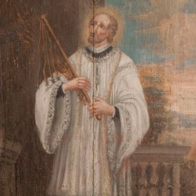 Zdjęcie nr 1: Kompozycję obrazu ujmuje złocona, profilowana rama o ściętych narożnikach. Świętego Feliksa z Noli ukazano w przestrzeni nawiązującej w swej formie do otwartego portyku. Tworzy ją widoczny z lewej strony fragment kolumny na wysokim postumencie, niska balustrada z tralkami znajdująca się za postacią świętego oraz posadzka ułożona z kwadratowych płyt. W głębi z prawej strony obrazu widoczny jest krajobraz z drzewem i różowo-białymi chmurami na niebieskim niebie. Święty został przedstawiony frontalnie w całej postaci, stojąc z głową lekko uniesioną i zwróconą trzy czwarte w prawo. Jest to starszy mężczyzna z łysiejącą głową z siwymi włosami i krótkim zarostem. Ma pociągłą twarz o zapadniętych policzkach i wydatnym prostym nosie. W rękach uniesionych na wysokości piersi trzyma oparte o prawe ramię dyscyplinę zakończoną metalowymi kolcami i wiązkę rózg. Ubrany jest w czarną sutannę z koloratką w formie kołnierzyka, sięgającą kolan białą komżę z szerokimi rękawami, obszytą koronkami i wiązaną pod szyją. Poniżej wizerunku widnieje napis: „S(ANCTUS) FELIX NOLANUS PRES(BYTER)”. Poniżej na płycinie stalli znajduje się inskrypcja obwiedziona profilowaną, złoconą ramą: „NON EST SERVUS MAIOR DOMINO SVO: ME / PERSECUTI SUNT ET VOS PERSEQVENTUR”.