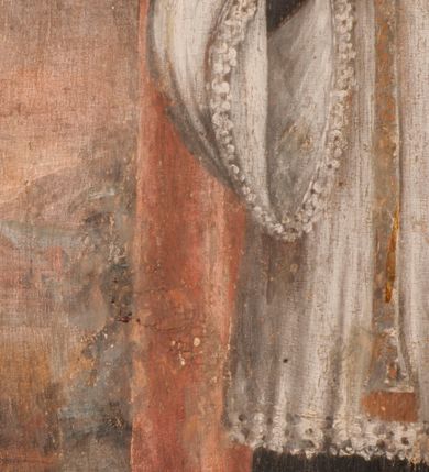 Zdjęcie nr 5: Kompozycja obrazu została ujęta w profilowaną, złoconą ramę w kształcie prostokąta o ściętych narożnikach. Święty Faustyn został ukazany we wnętrzu architektonicznym z brunatną posadzką na tle czerwonej kolumny z korynckim kapitelem, wspartej na niskim postumencie. Z lewej strony widoczny jest prześwit z rozległym krajobrazem utrzymanym w tonacji brunatnoczerwonej z zamglonym błękitnoszarym niebem. Świętego przedstawiono frontalnie w całej postaci. Jego głowa ujęta została w trzech czwartych w lewo. W lewej, opuszczonej ręce trzyma srebrnobiałą palmę męczeństwa, a prawą przyciska do piersi. Jest to mężczyzna w średnim wieku o owalnej twarzy, dużych oczach i wydatnym nosie oraz nieznacznym zaroście uformowanym w hiszpańską bródkę. Krótkie włosy wysuwające się spod biretu ma zaczesane do tyłu. Ubrany jest w czarną sutannę z koloratką w formie kołnierzyka, odsłaniającą czubki butów, sięgającą kolan komżę z szerokimi rękawami wiązaną pod szyją i obszytą koronką. Na ramionach ma złotą stułę, a na głowie kapłański biret. Nad głową widoczny jest nimb talerzowy zaznaczony jasną kreską. O pierś świętego wsparta jest pod skosem włócznia skierowana grotem w serce. Pod obrazem widnieje czarny podpis „S(ANCTUS) FAUSTINUS PRES(BYTER)”. Poniżej, na płycinie stalli w prostokątnym, złoconym i profilowanym obramieniu inna inskrypcja „PRETIOSA MORS HAEC EST QUAE/ IMMORTALITATEM Pretio Svi SAGVINIS Emitur”.