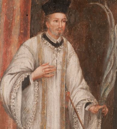 Zdjęcie nr 3: Kompozycja obrazu została ujęta w profilowaną, złoconą ramę w kształcie prostokąta o ściętych narożnikach. Święty Faustyn został ukazany we wnętrzu architektonicznym z brunatną posadzką na tle czerwonej kolumny z korynckim kapitelem, wspartej na niskim postumencie. Z lewej strony widoczny jest prześwit z rozległym krajobrazem utrzymanym w tonacji brunatnoczerwonej z zamglonym błękitnoszarym niebem. Świętego przedstawiono frontalnie w całej postaci. Jego głowa ujęta została w trzech czwartych w lewo. W lewej, opuszczonej ręce trzyma srebrnobiałą palmę męczeństwa, a prawą przyciska do piersi. Jest to mężczyzna w średnim wieku o owalnej twarzy, dużych oczach i wydatnym nosie oraz nieznacznym zaroście uformowanym w hiszpańską bródkę. Krótkie włosy wysuwające się spod biretu ma zaczesane do tyłu. Ubrany jest w czarną sutannę z koloratką w formie kołnierzyka, odsłaniającą czubki butów, sięgającą kolan komżę z szerokimi rękawami wiązaną pod szyją i obszytą koronką. Na ramionach ma złotą stułę, a na głowie kapłański biret. Nad głową widoczny jest nimb talerzowy zaznaczony jasną kreską. O pierś świętego wsparta jest pod skosem włócznia skierowana grotem w serce. Pod obrazem widnieje czarny podpis „S(ANCTUS) FAUSTINUS PRES(BYTER)”. Poniżej, na płycinie stalli w prostokątnym, złoconym i profilowanym obramieniu inna inskrypcja „PRETIOSA MORS HAEC EST QUAE/ IMMORTALITATEM Pretio Svi SAGVINIS Emitur”.