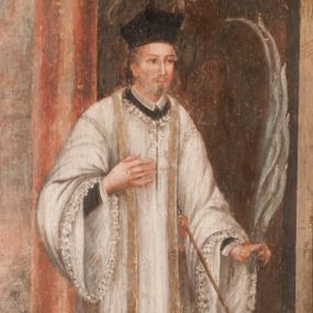 Zdjęcie nr 1: Kompozycja obrazu została ujęta w profilowaną, złoconą ramę w kształcie prostokąta o ściętych narożnikach. Święty Faustyn został ukazany we wnętrzu architektonicznym z brunatną posadzką na tle czerwonej kolumny z korynckim kapitelem, wspartej na niskim postumencie. Z lewej strony widoczny jest prześwit z rozległym krajobrazem utrzymanym w tonacji brunatnoczerwonej z zamglonym błękitnoszarym niebem. Świętego przedstawiono frontalnie w całej postaci. Jego głowa ujęta została w trzech czwartych w lewo. W lewej, opuszczonej ręce trzyma srebrnobiałą palmę męczeństwa, a prawą przyciska do piersi. Jest to mężczyzna w średnim wieku o owalnej twarzy, dużych oczach i wydatnym nosie oraz nieznacznym zaroście uformowanym w hiszpańską bródkę. Krótkie włosy wysuwające się spod biretu ma zaczesane do tyłu. Ubrany jest w czarną sutannę z koloratką w formie kołnierzyka, odsłaniającą czubki butów, sięgającą kolan komżę z szerokimi rękawami wiązaną pod szyją i obszytą koronką. Na ramionach ma złotą stułę, a na głowie kapłański biret. Nad głową widoczny jest nimb talerzowy zaznaczony jasną kreską. O pierś świętego wsparta jest pod skosem włócznia skierowana grotem w serce. Pod obrazem widnieje czarny podpis „S(ANCTUS) FAUSTINUS PRES(BYTER)”. Poniżej, na płycinie stalli w prostokątnym, złoconym i profilowanym obramieniu inna inskrypcja „PRETIOSA MORS HAEC EST QUAE/ IMMORTALITATEM Pretio Svi SAGVINIS Emitur”.