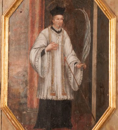 Zdjęcie nr 2: Kompozycja obrazu została ujęta w profilowaną, złoconą ramę w kształcie prostokąta o ściętych narożnikach. Święty Faustyn został ukazany we wnętrzu architektonicznym z brunatną posadzką na tle czerwonej kolumny z korynckim kapitelem, wspartej na niskim postumencie. Z lewej strony widoczny jest prześwit z rozległym krajobrazem utrzymanym w tonacji brunatnoczerwonej z zamglonym błękitnoszarym niebem. Świętego przedstawiono frontalnie w całej postaci. Jego głowa ujęta została w trzech czwartych w lewo. W lewej, opuszczonej ręce trzyma srebrnobiałą palmę męczeństwa, a prawą przyciska do piersi. Jest to mężczyzna w średnim wieku o owalnej twarzy, dużych oczach i wydatnym nosie oraz nieznacznym zaroście uformowanym w hiszpańską bródkę. Krótkie włosy wysuwające się spod biretu ma zaczesane do tyłu. Ubrany jest w czarną sutannę z koloratką w formie kołnierzyka, odsłaniającą czubki butów, sięgającą kolan komżę z szerokimi rękawami wiązaną pod szyją i obszytą koronką. Na ramionach ma złotą stułę, a na głowie kapłański biret. Nad głową widoczny jest nimb talerzowy zaznaczony jasną kreską. O pierś świętego wsparta jest pod skosem włócznia skierowana grotem w serce. Pod obrazem widnieje czarny podpis „S(ANCTUS) FAUSTINUS PRES(BYTER)”. Poniżej, na płycinie stalli w prostokątnym, złoconym i profilowanym obramieniu inna inskrypcja „PRETIOSA MORS HAEC EST QUAE/ IMMORTALITATEM Pretio Svi SAGVINIS Emitur”.