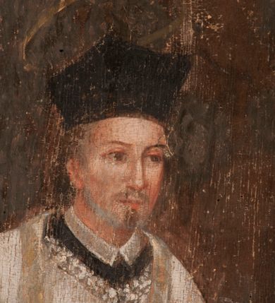 Zdjęcie nr 4: Kompozycja obrazu została ujęta w profilowaną, złoconą ramę w kształcie prostokąta o ściętych narożnikach. Święty Faustyn został ukazany we wnętrzu architektonicznym z brunatną posadzką na tle czerwonej kolumny z korynckim kapitelem, wspartej na niskim postumencie. Z lewej strony widoczny jest prześwit z rozległym krajobrazem utrzymanym w tonacji brunatnoczerwonej z zamglonym błękitnoszarym niebem. Świętego przedstawiono frontalnie w całej postaci. Jego głowa ujęta została w trzech czwartych w lewo. W lewej, opuszczonej ręce trzyma srebrnobiałą palmę męczeństwa, a prawą przyciska do piersi. Jest to mężczyzna w średnim wieku o owalnej twarzy, dużych oczach i wydatnym nosie oraz nieznacznym zaroście uformowanym w hiszpańską bródkę. Krótkie włosy wysuwające się spod biretu ma zaczesane do tyłu. Ubrany jest w czarną sutannę z koloratką w formie kołnierzyka, odsłaniającą czubki butów, sięgającą kolan komżę z szerokimi rękawami wiązaną pod szyją i obszytą koronką. Na ramionach ma złotą stułę, a na głowie kapłański biret. Nad głową widoczny jest nimb talerzowy zaznaczony jasną kreską. O pierś świętego wsparta jest pod skosem włócznia skierowana grotem w serce. Pod obrazem widnieje czarny podpis „S(ANCTUS) FAUSTINUS PRES(BYTER)”. Poniżej, na płycinie stalli w prostokątnym, złoconym i profilowanym obramieniu inna inskrypcja „PRETIOSA MORS HAEC EST QUAE/ IMMORTALITATEM Pretio Svi SAGVINIS Emitur”.