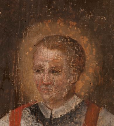 Zdjęcie nr 4: Kompozycja obrazu została zamknięta złoconą, profilowaną ramą zamkniętą półkoliście o uskokowo wyciętych narożach u dołu. W centrum obrazu przedstawiono św. Walentego we wnętrzu otwierającym się z lewej strony na wolną przestrzeń. Święty został ukazany frontalnie w całej postaci. W lewej, zgiętej w łokciu ręce trzyma przy piersi pionowo ustawioną księgę w ciemnych okładkach, spiętych dwiema klamrami. Prawą natomiast udziela błogosławieństwa ludziom widocznym z lewej strony kompozycji. Jego głowa otoczona świetlistym nimbem nieznacznie została ujęta w trzech czwartych w prawo. Jest to młody, szczupły mężczyzna o jasnej karnacji i takich samych krótkich włosach z wyraźnie zaznaczoną grzywką. Ma pociągłą twarz pozbawioną zarostu. Charakteryzuje ją wysokie czoło, drobny nos i usta. Święty ubrany jest w czarną sutannę z koloratką w formie kołnierzyka, sięgającą kolan białą komżę związaną pod szyją o szerokich rękawach, obszytą koronką oraz czerwoną stułę. U stóp świętego, na brązowej posadzce leży miecz ze złotą rękojeścią. Po lewej stronie kompozycji na tle błękitnego, zamglonego nieba ukazano nieznacznie oddalone od sienie trzy klęczące postacie chorych. Są oni ubrani w barwne stroje. Z modlitewnie złożonymi rękami zwracają się w stronę świętego. Na pierwszym planie jest to młoda dziewczyna w czerwonej sukni i białej chustce na głowie. U jej kolan leży drewniana kula. Podobna kula widoczna jest w rękach postaci ubranej na niebiesko znajdującej się za nią. Trzecia, najmniejsza postać ubrana jest na czerwono. Pod obrazem znajduje się czarny napis „S(ANCTUS) VALENTINUS PRES(BYTER)”. Poniżej, na płycinie stalli w prostokątnym, profilowanym i złoconym obramieniu umieszczono drugi napis „MALE HABENTES AD EUM ACCEDEBANT / ET SANITATEM RECIPIEBANT”.