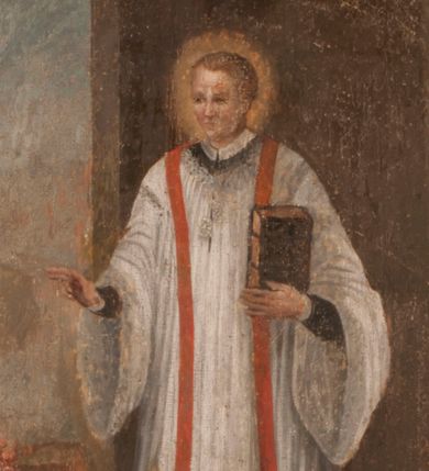 Zdjęcie nr 1: Kompozycja obrazu została zamknięta złoconą, profilowaną ramą zamkniętą półkoliście o uskokowo wyciętych narożach u dołu. W centrum obrazu przedstawiono św. Walentego we wnętrzu otwierającym się z lewej strony na wolną przestrzeń. Święty został ukazany frontalnie w całej postaci. W lewej, zgiętej w łokciu ręce trzyma przy piersi pionowo ustawioną księgę w ciemnych okładkach, spiętych dwiema klamrami. Prawą natomiast udziela błogosławieństwa ludziom widocznym z lewej strony kompozycji. Jego głowa otoczona świetlistym nimbem nieznacznie została ujęta w trzech czwartych w prawo. Jest to młody, szczupły mężczyzna o jasnej karnacji i takich samych krótkich włosach z wyraźnie zaznaczoną grzywką. Ma pociągłą twarz pozbawioną zarostu. Charakteryzuje ją wysokie czoło, drobny nos i usta. Święty ubrany jest w czarną sutannę z koloratką w formie kołnierzyka, sięgającą kolan białą komżę związaną pod szyją o szerokich rękawach, obszytą koronką oraz czerwoną stułę. U stóp świętego, na brązowej posadzce leży miecz ze złotą rękojeścią. Po lewej stronie kompozycji na tle błękitnego, zamglonego nieba ukazano nieznacznie oddalone od sienie trzy klęczące postacie chorych. Są oni ubrani w barwne stroje. Z modlitewnie złożonymi rękami zwracają się w stronę świętego. Na pierwszym planie jest to młoda dziewczyna w czerwonej sukni i białej chustce na głowie. U jej kolan leży drewniana kula. Podobna kula widoczna jest w rękach postaci ubranej na niebiesko znajdującej się za nią. Trzecia, najmniejsza postać ubrana jest na czerwono. Pod obrazem znajduje się czarny napis „S(ANCTUS) VALENTINUS PRES(BYTER)”. Poniżej, na płycinie stalli w prostokątnym, profilowanym i złoconym obramieniu umieszczono drugi napis „MALE HABENTES AD EUM ACCEDEBANT / ET SANITATEM RECIPIEBANT”.