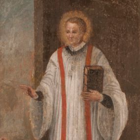 Zdjęcie nr 1: Kompozycja obrazu została zamknięta złoconą, profilowaną ramą zamkniętą półkoliście o uskokowo wyciętych narożach u dołu. W centrum obrazu przedstawiono św. Walentego we wnętrzu otwierającym się z lewej strony na wolną przestrzeń. Święty został ukazany frontalnie w całej postaci. W lewej, zgiętej w łokciu ręce trzyma przy piersi pionowo ustawioną księgę w ciemnych okładkach, spiętych dwiema klamrami. Prawą natomiast udziela błogosławieństwa ludziom widocznym z lewej strony kompozycji. Jego głowa otoczona świetlistym nimbem nieznacznie została ujęta w trzech czwartych w prawo. Jest to młody, szczupły mężczyzna o jasnej karnacji i takich samych krótkich włosach z wyraźnie zaznaczoną grzywką. Ma pociągłą twarz pozbawioną zarostu. Charakteryzuje ją wysokie czoło, drobny nos i usta. Święty ubrany jest w czarną sutannę z koloratką w formie kołnierzyka, sięgającą kolan białą komżę związaną pod szyją o szerokich rękawach, obszytą koronką oraz czerwoną stułę. U stóp świętego, na brązowej posadzce leży miecz ze złotą rękojeścią. Po lewej stronie kompozycji na tle błękitnego, zamglonego nieba ukazano nieznacznie oddalone od sienie trzy klęczące postacie chorych. Są oni ubrani w barwne stroje. Z modlitewnie złożonymi rękami zwracają się w stronę świętego. Na pierwszym planie jest to młoda dziewczyna w czerwonej sukni i białej chustce na głowie. U jej kolan leży drewniana kula. Podobna kula widoczna jest w rękach postaci ubranej na niebiesko znajdującej się za nią. Trzecia, najmniejsza postać ubrana jest na czerwono. Pod obrazem znajduje się czarny napis „S(ANCTUS) VALENTINUS PRES(BYTER)”. Poniżej, na płycinie stalli w prostokątnym, profilowanym i złoconym obramieniu umieszczono drugi napis „MALE HABENTES AD EUM ACCEDEBANT / ET SANITATEM RECIPIEBANT”.