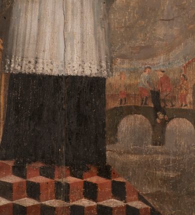 Zdjęcie nr 2: Obraz ze św. Janem Nepomucenem został ujęty profilowaną, złoconą ramą z uszakami. Święty został przedstawiony na tle brunatnej ściany we wnętrzu pomieszczenia frontalnie w całej postaci z głową nieznacznie ujętą w trzech czwartych w lewo. Jan Nepomucen stoi na trójstopniowym podwyższeniu przypominającym fantazyjne, dwubarwne schody. Jest to starszy mężczyzna o pociągłej twarzy z siwym zarostem i włosami wysuwającymi się spod kapłańskiego biretu. Rumianą twarz charakteryzują wydatny nos oraz usta. Święty ubrany jest w czarną sutannę z białą koloratką w formie kołnierzyka, sięgającą kolan komżę obszytą u spodu koronką oraz kanonicką białoszarawą almucję z zaznaczonymi ogonkami popielic. Na głowie ma biret, ponad którym widać zaznaczony złotą kreską nimb talerzowy. W lekko ugiętej lewej ręce trzyma ukazany pod kątem drewniany, rzeźbiony i naturalistycznie polichromowany krucyfiks, który u dołu podtrzymuje prawą dłonią. O prawe ramię trzyma opartą srebrzystobiałą palmę męczeństwa. Za postacią po lewej stronie kompozycji wyobrażono scenę spowiedzi królowej Zofii, żony Wacława IV. Spowiedź ma miejsce w dwudzielnym konfesjonale utworzonym z dwóch połączonych arkad. Z lewej strony siedzi św. Jan Nepomucen w birecie, komży i sutannie, z drugiej klęczy królowa Zofia w koronie na głowie, ubrana w bladoczerwoną i ochrową suknię. W głębi z prawej strony kompozycji ukazano męczeństwo św. Jana Nepomucena. Widoczny jest trójprzęsłowy most wsparty na arkadach, z którego czterech oprawców zrzuca do Wełtawy Jana ubranego w czarną sutannę. Z prawej strony most rozpoczyna brama mostowa w formie domku nakrytego dachem siodłowym z półokrągłą bramą. W górnym, lewym rogu obrazu widać fragment szarobiałej draperii. Pod obrazem umieszczono napis czarny, majuskułowy „S(ANCTUS) IOANNES NEPOMUCENUS”. Natomiast poniżej na płycinie stalli w prostokątnym, profilowanym obramieniu widoczna jest druga inskrypcja: „JUSTORUM ANIMAE IN MANU DEI SUNT”.