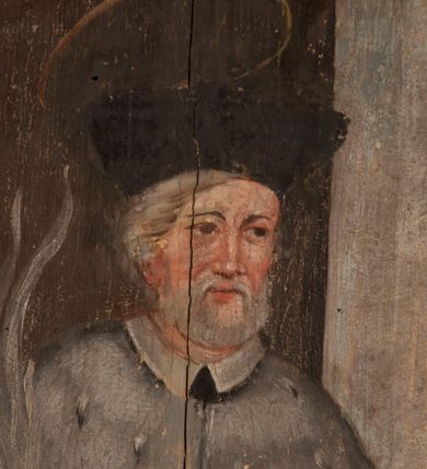 Zdjęcie nr 5: Obraz ze św. Janem Nepomucenem został ujęty profilowaną, złoconą ramą z uszakami. Święty został przedstawiony na tle brunatnej ściany we wnętrzu pomieszczenia frontalnie w całej postaci z głową nieznacznie ujętą w trzech czwartych w lewo. Jan Nepomucen stoi na trójstopniowym podwyższeniu przypominającym fantazyjne, dwubarwne schody. Jest to starszy mężczyzna o pociągłej twarzy z siwym zarostem i włosami wysuwającymi się spod kapłańskiego biretu. Rumianą twarz charakteryzują wydatny nos oraz usta. Święty ubrany jest w czarną sutannę z białą koloratką w formie kołnierzyka, sięgającą kolan komżę obszytą u spodu koronką oraz kanonicką białoszarawą almucję z zaznaczonymi ogonkami popielic. Na głowie ma biret, ponad którym widać zaznaczony złotą kreską nimb talerzowy. W lekko ugiętej lewej ręce trzyma ukazany pod kątem drewniany, rzeźbiony i naturalistycznie polichromowany krucyfiks, który u dołu podtrzymuje prawą dłonią. O prawe ramię trzyma opartą srebrzystobiałą palmę męczeństwa. Za postacią po lewej stronie kompozycji wyobrażono scenę spowiedzi królowej Zofii, żony Wacława IV. Spowiedź ma miejsce w dwudzielnym konfesjonale utworzonym z dwóch połączonych arkad. Z lewej strony siedzi św. Jan Nepomucen w birecie, komży i sutannie, z drugiej klęczy królowa Zofia w koronie na głowie, ubrana w bladoczerwoną i ochrową suknię. W głębi z prawej strony kompozycji ukazano męczeństwo św. Jana Nepomucena. Widoczny jest trójprzęsłowy most wsparty na arkadach, z którego czterech oprawców zrzuca do Wełtawy Jana ubranego w czarną sutannę. Z prawej strony most rozpoczyna brama mostowa w formie domku nakrytego dachem siodłowym z półokrągłą bramą. W górnym, lewym rogu obrazu widać fragment szarobiałej draperii. Pod obrazem umieszczono napis czarny, majuskułowy „S(ANCTUS) IOANNES NEPOMUCENUS”. Natomiast poniżej na płycinie stalli w prostokątnym, profilowanym obramieniu widoczna jest druga inskrypcja: „JUSTORUM ANIMAE IN MANU DEI SUNT”.