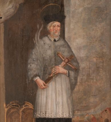 Zdjęcie nr 1: Obraz ze św. Janem Nepomucenem został ujęty profilowaną, złoconą ramą z uszakami. Święty został przedstawiony na tle brunatnej ściany we wnętrzu pomieszczenia frontalnie w całej postaci z głową nieznacznie ujętą w trzech czwartych w lewo. Jan Nepomucen stoi na trójstopniowym podwyższeniu przypominającym fantazyjne, dwubarwne schody. Jest to starszy mężczyzna o pociągłej twarzy z siwym zarostem i włosami wysuwającymi się spod kapłańskiego biretu. Rumianą twarz charakteryzują wydatny nos oraz usta. Święty ubrany jest w czarną sutannę z białą koloratką w formie kołnierzyka, sięgającą kolan komżę obszytą u spodu koronką oraz kanonicką białoszarawą almucję z zaznaczonymi ogonkami popielic. Na głowie ma biret, ponad którym widać zaznaczony złotą kreską nimb talerzowy. W lekko ugiętej lewej ręce trzyma ukazany pod kątem drewniany, rzeźbiony i naturalistycznie polichromowany krucyfiks, który u dołu podtrzymuje prawą dłonią. O prawe ramię trzyma opartą srebrzystobiałą palmę męczeństwa. Za postacią po lewej stronie kompozycji wyobrażono scenę spowiedzi królowej Zofii, żony Wacława IV. Spowiedź ma miejsce w dwudzielnym konfesjonale utworzonym z dwóch połączonych arkad. Z lewej strony siedzi św. Jan Nepomucen w birecie, komży i sutannie, z drugiej klęczy królowa Zofia w koronie na głowie, ubrana w bladoczerwoną i ochrową suknię. W głębi z prawej strony kompozycji ukazano męczeństwo św. Jana Nepomucena. Widoczny jest trójprzęsłowy most wsparty na arkadach, z którego czterech oprawców zrzuca do Wełtawy Jana ubranego w czarną sutannę. Z prawej strony most rozpoczyna brama mostowa w formie domku nakrytego dachem siodłowym z półokrągłą bramą. W górnym, lewym rogu obrazu widać fragment szarobiałej draperii. Pod obrazem umieszczono napis czarny, majuskułowy „S(ANCTUS) IOANNES NEPOMUCENUS”. Natomiast poniżej na płycinie stalli w prostokątnym, profilowanym obramieniu widoczna jest druga inskrypcja: „JUSTORUM ANIMAE IN MANU DEI SUNT”.