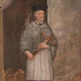 Zdjęcie nr 1: Obraz ze św. Janem Nepomucenem został ujęty profilowaną, złoconą ramą z uszakami. Święty został przedstawiony na tle brunatnej ściany we wnętrzu pomieszczenia frontalnie w całej postaci z głową nieznacznie ujętą w trzech czwartych w lewo. Jan Nepomucen stoi na trójstopniowym podwyższeniu przypominającym fantazyjne, dwubarwne schody. Jest to starszy mężczyzna o pociągłej twarzy z siwym zarostem i włosami wysuwającymi się spod kapłańskiego biretu. Rumianą twarz charakteryzują wydatny nos oraz usta. Święty ubrany jest w czarną sutannę z białą koloratką w formie kołnierzyka, sięgającą kolan komżę obszytą u spodu koronką oraz kanonicką białoszarawą almucję z zaznaczonymi ogonkami popielic. Na głowie ma biret, ponad którym widać zaznaczony złotą kreską nimb talerzowy. W lekko ugiętej lewej ręce trzyma ukazany pod kątem drewniany, rzeźbiony i naturalistycznie polichromowany krucyfiks, który u dołu podtrzymuje prawą dłonią. O prawe ramię trzyma opartą srebrzystobiałą palmę męczeństwa. Za postacią po lewej stronie kompozycji wyobrażono scenę spowiedzi królowej Zofii, żony Wacława IV. Spowiedź ma miejsce w dwudzielnym konfesjonale utworzonym z dwóch połączonych arkad. Z lewej strony siedzi św. Jan Nepomucen w birecie, komży i sutannie, z drugiej klęczy królowa Zofia w koronie na głowie, ubrana w bladoczerwoną i ochrową suknię. W głębi z prawej strony kompozycji ukazano męczeństwo św. Jana Nepomucena. Widoczny jest trójprzęsłowy most wsparty na arkadach, z którego czterech oprawców zrzuca do Wełtawy Jana ubranego w czarną sutannę. Z prawej strony most rozpoczyna brama mostowa w formie domku nakrytego dachem siodłowym z półokrągłą bramą. W górnym, lewym rogu obrazu widać fragment szarobiałej draperii. Pod obrazem umieszczono napis czarny, majuskułowy „S(ANCTUS) IOANNES NEPOMUCENUS”. Natomiast poniżej na płycinie stalli w prostokątnym, profilowanym obramieniu widoczna jest druga inskrypcja: „JUSTORUM ANIMAE IN MANU DEI SUNT”.