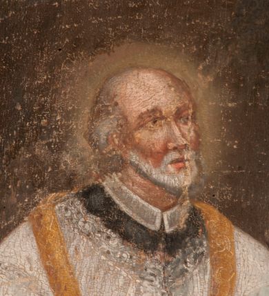 Zdjęcie nr 6: Święty Filip Nereusz został ukazany we wnętrzu pomieszczenia w odcieniach brązu, otwierającego się z prawej strony na pagórkowaty pejzaż. Z lewej strony kompozycji widoczny jest dolny fragment kanelowanej kolumny z bazą attycką, ustawionej na wysokim postumencie. Natomiast w górnej części obrazu z prawej strony widać fragment uniesionej błękitnoszarej kotary. Święty przedstawiony został w całej postaci w trzech czwartych.  Głowę ma lekko uniesioną w lewo oraz rozłożone na wysokości bioder obie ręce z otwartymi dłońmi. Jest to starzejący się mężczyzna o ascetycznej twarzy z łysym czołem i siwymi resztkami włosów na głowie oraz podobnym zarostem. Jego twarz charakteryzuje prosty, wydatny nos i usta. Ubrany jest w czarną sutannę z białym kołnierzykiem i długą, wiązaną pod szyją, sięgającą kolan komżę. Komża pod szyją, przy rękawach i u spodu jest  obszyta koronką. Głowę otacza świetlisty nimb. U stóp świętego, na brązowej posadzce leży lilia o białych kwiatach, z zieloną łodygą i liśćmi. Pod obrazem na płycinie stalli umieszczono czarny, majuskułowy napis: &quot;S(ANCTUS) PHILIPPUS NEBIUS&quot;. Poniżej, w prostokątnej, profilowanej płycinie znajduje się inna inskrypcja: &quot;PVDICITIA EST HONOR - CORPORVM / ORNAMENTVM MORVM S(anctus) Cyprian.&quot;