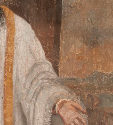 Zdjęcie nr 2: Święty Filip Nereusz został ukazany we wnętrzu pomieszczenia w odcieniach brązu, otwierającego się z prawej strony na pagórkowaty pejzaż. Z lewej strony kompozycji widoczny jest dolny fragment kanelowanej kolumny z bazą attycką, ustawionej na wysokim postumencie. Natomiast w górnej części obrazu z prawej strony widać fragment uniesionej błękitnoszarej kotary. Święty przedstawiony został w całej postaci w trzech czwartych.  Głowę ma lekko uniesioną w lewo oraz rozłożone na wysokości bioder obie ręce z otwartymi dłońmi. Jest to starzejący się mężczyzna o ascetycznej twarzy z łysym czołem i siwymi resztkami włosów na głowie oraz podobnym zarostem. Jego twarz charakteryzuje prosty, wydatny nos i usta. Ubrany jest w czarną sutannę z białym kołnierzykiem i długą, wiązaną pod szyją, sięgającą kolan komżę. Komża pod szyją, przy rękawach i u spodu jest  obszyta koronką. Głowę otacza świetlisty nimb. U stóp świętego, na brązowej posadzce leży lilia o białych kwiatach, z zieloną łodygą i liśćmi. Pod obrazem na płycinie stalli umieszczono czarny, majuskułowy napis: "S(ANCTUS) PHILIPPUS NEBIUS". Poniżej, w prostokątnej, profilowanej płycinie znajduje się inna inskrypcja: "PVDICITIA EST HONOR - CORPORVM / ORNAMENTVM MORVM S(anctus) Cyprian."