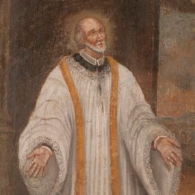 Zdjęcie nr 1: Święty Filip Nereusz został ukazany we wnętrzu pomieszczenia w odcieniach brązu, otwierającego się z prawej strony na pagórkowaty pejzaż. Z lewej strony kompozycji widoczny jest dolny fragment kanelowanej kolumny z bazą attycką, ustawionej na wysokim postumencie. Natomiast w górnej części obrazu z prawej strony widać fragment uniesionej błękitnoszarej kotary. Święty przedstawiony został w całej postaci w trzech czwartych.  Głowę ma lekko uniesioną w lewo oraz rozłożone na wysokości bioder obie ręce z otwartymi dłońmi. Jest to starzejący się mężczyzna o ascetycznej twarzy z łysym czołem i siwymi resztkami włosów na głowie oraz podobnym zarostem. Jego twarz charakteryzuje prosty, wydatny nos i usta. Ubrany jest w czarną sutannę z białym kołnierzykiem i długą, wiązaną pod szyją, sięgającą kolan komżę. Komża pod szyją, przy rękawach i u spodu jest  obszyta koronką. Głowę otacza świetlisty nimb. U stóp świętego, na brązowej posadzce leży lilia o białych kwiatach, z zieloną łodygą i liśćmi. Pod obrazem na płycinie stalli umieszczono czarny, majuskułowy napis: &quot;S(ANCTUS) PHILIPPUS NEBIUS&quot;. Poniżej, w prostokątnej, profilowanej płycinie znajduje się inna inskrypcja: &quot;PVDICITIA EST HONOR - CORPORVM / ORNAMENTVM MORVM S(anctus) Cyprian.&quot;