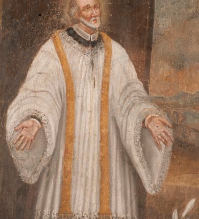 Zdjęcie nr 5: Święty Filip Nereusz został ukazany we wnętrzu pomieszczenia w odcieniach brązu, otwierającego się z prawej strony na pagórkowaty pejzaż. Z lewej strony kompozycji widoczny jest dolny fragment kanelowanej kolumny z bazą attycką, ustawionej na wysokim postumencie. Natomiast w górnej części obrazu z prawej strony widać fragment uniesionej błękitnoszarej kotary. Święty przedstawiony został w całej postaci w trzech czwartych.  Głowę ma lekko uniesioną w lewo oraz rozłożone na wysokości bioder obie ręce z otwartymi dłońmi. Jest to starzejący się mężczyzna o ascetycznej twarzy z łysym czołem i siwymi resztkami włosów na głowie oraz podobnym zarostem. Jego twarz charakteryzuje prosty, wydatny nos i usta. Ubrany jest w czarną sutannę z białym kołnierzykiem i długą, wiązaną pod szyją, sięgającą kolan komżę. Komża pod szyją, przy rękawach i u spodu jest  obszyta koronką. Głowę otacza świetlisty nimb. U stóp świętego, na brązowej posadzce leży lilia o białych kwiatach, z zieloną łodygą i liśćmi. Pod obrazem na płycinie stalli umieszczono czarny, majuskułowy napis: "S(ANCTUS) PHILIPPUS NEBIUS". Poniżej, w prostokątnej, profilowanej płycinie znajduje się inna inskrypcja: "PVDICITIA EST HONOR - CORPORVM / ORNAMENTVM MORVM S(anctus) Cyprian."