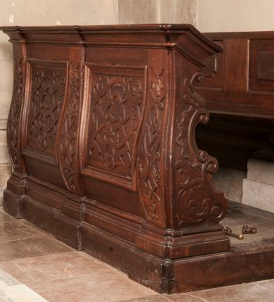 Zdjęcie nr 1: Ławki uzyskały rzut wydłużonego prostokąta. Ich przedpiersie zostało podzielone trzema wybrzuszonymi lizenami. W polach pomiędzy nimi umieszczono profilowane płyciny, zdobione dekoracją regencyjną z cęgami i małżowinami. Całość została wsparta na wysokim, profilowanym cokole.