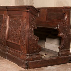 Zdjęcie nr 1: Ławki uzyskały rzut wydłużonego prostokąta. Ich przedpiersie zostało podzielone trzema wybrzuszonymi lizenami. W polach pomiędzy nimi umieszczono profilowane płyciny, zdobione dekoracją regencyjną z cęgami i małżowinami. Całość została wsparta na wysokim, profilowanym cokole.