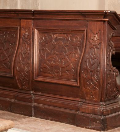 Zdjęcie nr 2: Ławki uzyskały rzut wydłużonego prostokąta. Ich przedpiersie zostało podzielone trzema wybrzuszonymi lizenami. W polach pomiędzy nimi umieszczono profilowane płyciny, zdobione dekoracją regencyjną z cęgami i małżowinami. Całość została wsparta na wysokim, profilowanym cokole.