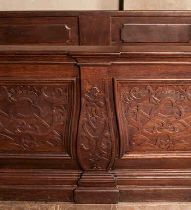 Zdjęcie nr 3: Ławki uzyskały rzut wydłużonego prostokąta. Ich przedpiersie zostało podzielone trzema wybrzuszonymi lizenami. W polach pomiędzy nimi umieszczono profilowane płyciny, zdobione dekoracją regencyjną z cęgami i małżowinami. Całość została wsparta na wysokim, profilowanym cokole.