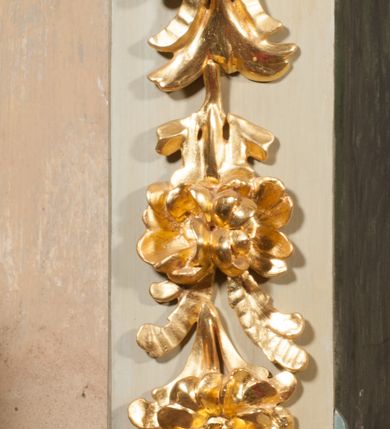 Zdjęcie nr 18: Kamienna chrzcielnica osadzona na wysokim cokole na planie kwadratu, z profilowanym, wielostopniowym trzonem, dekorowanym puklowaniem, liśćmi akantu i uskrzydlonymi główkami anielskimi. Czara puklowana, ozdobiona kartuszem z godłem herbowym Jastrzębiec od frontu oraz kartuszem z godłem herbowym Gryf po przeciwnej stronie, po bokach dwa bukraniony. Chrzcielnica polichromowana w kolorze czerwonym ze złoconymi detalami. Drewniana pokrywa w formie podstawy dekorowanej perełkowaniem i żłobkami, zwieńczona klasycystycznym wazonem zdobionym girlandami, zakończonym kwiatem. 
Chrzcielnica umieszczona w niszy drewnianej oprawy filara arkady tęczowej. Nadbudowa jest architektoniczna, dwukondygnacyjna ze zwieńczeniem. Pierwsza kondygnacja z niszą ujętą dwustrefowym cokołem, zakończonym profilowanym gzymsem dekorowanym żłobkami, zakończonym kartuszem, flankowana kwiatowymi zwisami. Druga kondygnacja z płyciną ujętą pilastrami ozdobionymi kwiatowymi zwisami, zakończonymi gzymsem przechodzącym w woluty, na których znajdują się uskrzydlone główki anielskie. W niszy na rzeźbionym fragmencie skały, flankowanym dwoma drzewami, grupa rzeźbiarska Chrztu Chrystusa. Nad nią na łuku gołębica Ducha Świętego w glorii promienistej. Zwieńczenie w kształcie zbliżonym do kwadratu, ujętego spływami wolutowymi dekorowanymi akantem, zakończone gzymsem i baldachimem. W polu, na obłoku rzeźbiona półpostać Boga Ojca z nimbem trójkątnym i promienistym wokół głowy. Baldachim na planie półkola, w formie niepełnego belkowania, na nim cztery kabłąki podtrzymujące cokół, na którym znajduje się klasycystyczny wazon. Oprawa polichromowana w kolorze seledynowym, ze złoconymi profilami i ornamentyką. 
