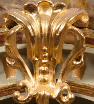 Zdjęcie nr 22: Kamienna chrzcielnica osadzona na wysokim cokole na planie kwadratu, z profilowanym, wielostopniowym trzonem, dekorowanym puklowaniem, liśćmi akantu i uskrzydlonymi główkami anielskimi. Czara puklowana, ozdobiona kartuszem z godłem herbowym Jastrzębiec od frontu oraz kartuszem z godłem herbowym Gryf po przeciwnej stronie, po bokach dwa bukraniony. Chrzcielnica polichromowana w kolorze czerwonym ze złoconymi detalami. Drewniana pokrywa w formie podstawy dekorowanej perełkowaniem i żłobkami, zwieńczona klasycystycznym wazonem zdobionym girlandami, zakończonym kwiatem. 
Chrzcielnica umieszczona w niszy drewnianej oprawy filara arkady tęczowej. Nadbudowa jest architektoniczna, dwukondygnacyjna ze zwieńczeniem. Pierwsza kondygnacja z niszą ujętą dwustrefowym cokołem, zakończonym profilowanym gzymsem dekorowanym żłobkami, zakończonym kartuszem, flankowana kwiatowymi zwisami. Druga kondygnacja z płyciną ujętą pilastrami ozdobionymi kwiatowymi zwisami, zakończonymi gzymsem przechodzącym w woluty, na których znajdują się uskrzydlone główki anielskie. W niszy na rzeźbionym fragmencie skały, flankowanym dwoma drzewami, grupa rzeźbiarska Chrztu Chrystusa. Nad nią na łuku gołębica Ducha Świętego w glorii promienistej. Zwieńczenie w kształcie zbliżonym do kwadratu, ujętego spływami wolutowymi dekorowanymi akantem, zakończone gzymsem i baldachimem. W polu, na obłoku rzeźbiona półpostać Boga Ojca z nimbem trójkątnym i promienistym wokół głowy. Baldachim na planie półkola, w formie niepełnego belkowania, na nim cztery kabłąki podtrzymujące cokół, na którym znajduje się klasycystyczny wazon. Oprawa polichromowana w kolorze seledynowym, ze złoconymi profilami i ornamentyką. 
