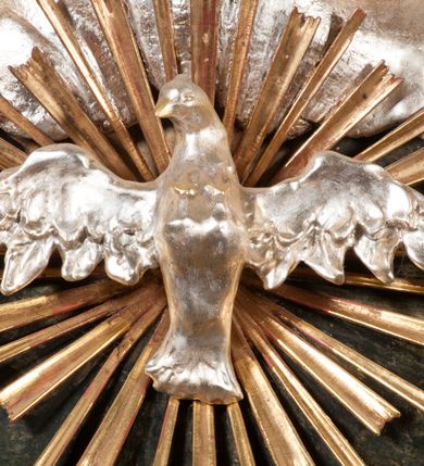 Zdjęcie nr 29: Kamienna chrzcielnica osadzona na wysokim cokole na planie kwadratu, z profilowanym, wielostopniowym trzonem, dekorowanym puklowaniem, liśćmi akantu i uskrzydlonymi główkami anielskimi. Czara puklowana, ozdobiona kartuszem z godłem herbowym Jastrzębiec od frontu oraz kartuszem z godłem herbowym Gryf po przeciwnej stronie, po bokach dwa bukraniony. Chrzcielnica polichromowana w kolorze czerwonym ze złoconymi detalami. Drewniana pokrywa w formie podstawy dekorowanej perełkowaniem i żłobkami, zwieńczona klasycystycznym wazonem zdobionym girlandami, zakończonym kwiatem. 
Chrzcielnica umieszczona w niszy drewnianej oprawy filara arkady tęczowej. Nadbudowa jest architektoniczna, dwukondygnacyjna ze zwieńczeniem. Pierwsza kondygnacja z niszą ujętą dwustrefowym cokołem, zakończonym profilowanym gzymsem dekorowanym żłobkami, zakończonym kartuszem, flankowana kwiatowymi zwisami. Druga kondygnacja z płyciną ujętą pilastrami ozdobionymi kwiatowymi zwisami, zakończonymi gzymsem przechodzącym w woluty, na których znajdują się uskrzydlone główki anielskie. W niszy na rzeźbionym fragmencie skały, flankowanym dwoma drzewami, grupa rzeźbiarska Chrztu Chrystusa. Nad nią na łuku gołębica Ducha Świętego w glorii promienistej. Zwieńczenie w kształcie zbliżonym do kwadratu, ujętego spływami wolutowymi dekorowanymi akantem, zakończone gzymsem i baldachimem. W polu, na obłoku rzeźbiona półpostać Boga Ojca z nimbem trójkątnym i promienistym wokół głowy. Baldachim na planie półkola, w formie niepełnego belkowania, na nim cztery kabłąki podtrzymujące cokół, na którym znajduje się klasycystyczny wazon. Oprawa polichromowana w kolorze seledynowym, ze złoconymi profilami i ornamentyką. 
