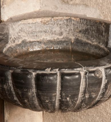 Zdjęcie nr 1: Niewielka niepołomicka kropielnica uzyskała okrągły kształt o puklowanej czarze.