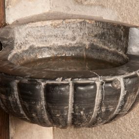 Zdjęcie nr 1: Niewielka niepołomicka kropielnica uzyskała okrągły kształt o puklowanej czarze.