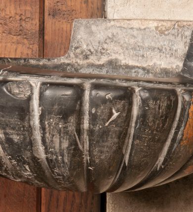 Zdjęcie nr 2: Niewielka niepołomicka kropielnica uzyskała okrągły kształt o puklowanej czarze.