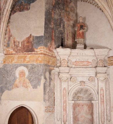 Zdjęcie nr 2: Kamienny lawetarz został osadzony na cokole, którego front zdobi putto trzymające w ręce kartusz herbowy z nieczytelnym godłem. Pod kartuszem widoczna jest czworoboczna wnęka. Nad cokołem znajduje się nisza konchowa z konchą wypełnioną muszlą, ujęta jońskimi pilastrami podtrzymującymi belkowanie, którego fryz ozdobiono główkami aniołków. Archiwolta ponad konchą została na środku przewiązana wolutowym kluczem. Z kolei w przyłuczu konchy znalazły się dwie rozety. Kapitele pilastrów flankujące niszę dodatkowo dekorowane są podwieszonymi girlandami, zaś ich trzony wydłużonymi płycinami. Architraw i gzyms zdobione są kostkowaniem. Na belkowaniu widnieje inskrypcja: „T(HOMAS) O(LINSKI) P(LEBANUS) N(IEPOLOMICENSIS) / A(NNO) D(OMINI) 1696”. Całość wieńczy figura diakona ubranego w białą albę i pomarańczową dalmatykę. W lewej ręce trzyma zamkniętą księgę. Prawa ręka uniesiona na wysokości pasa jest uszkodzona.