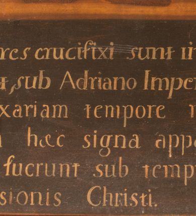 Zdjęcie nr 29: Obraz o kształcie leżącego prostokąta w profilowanej, drewnianej ramie dekorowanej złoconym ornamentem z umieszczonym u góry, na osi, złoconym, podłużnym kartuszem wolutowym zwieńczonym muszlą. W jego srebrzonym polu napis „TUTELARIUM / ECCLESIAE PAROCHIALIS / IN / NIEPOŁOMICE / DECEM MILLIUM MILITUM MARTIRUM / MARTIRII / HISTORIA". Wielopostaciowa, rozbudowana kompozycja ze sceną męczeństwa dziecięciu tysięcy męczenników. Po lewej stronie, na pierwszym planie ukazano dwór królewski z cesarzem Hadrianem wydającym rozkaz zabicia chrześcijan. Po prawej przedstawiono sceny obnażania z szat, prowadzenia spętanych chrześcijan, ustawiania krzyży i przybijania do nich męczenników i ich ustawiania. W tle las krzyży i odległy pejzaż z widocznym miastem – Aleksandria. W dolnej środkowej części kompozycji prostokątna tablica o profilowanych brzegach, zamknięta prostym belkowaniem. W polu, na ciemnym tle napis: I-II Martyres crucifixi sunt in Mon/te Ararat, sub Adriano Imperatore / prope Alexariam tempore mortis / Ipsorum haec signa apparueru[n]t / qua visa fuerunt sub tempus pas/sionis Christi”. Ciepła kolorystyka z przewagą brązów, mocno pociemniała. 

