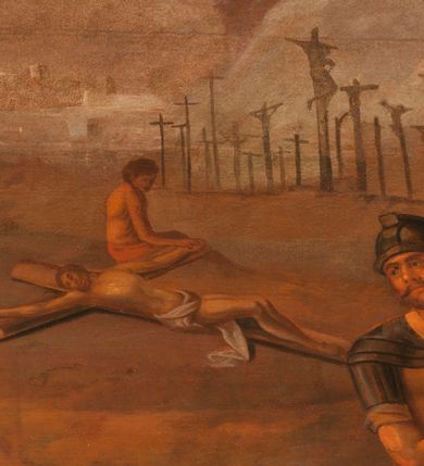 Zdjęcie nr 22: Obraz o kształcie leżącego prostokąta w profilowanej, drewnianej ramie dekorowanej złoconym ornamentem z umieszczonym u góry, na osi, złoconym, podłużnym kartuszem wolutowym zwieńczonym muszlą. W jego srebrzonym polu napis „TUTELARIUM / ECCLESIAE PAROCHIALIS / IN / NIEPOŁOMICE / DECEM MILLIUM MILITUM MARTIRUM / MARTIRII / HISTORIA". Wielopostaciowa, rozbudowana kompozycja ze sceną męczeństwa dziecięciu tysięcy męczenników. Po lewej stronie, na pierwszym planie ukazano dwór królewski z cesarzem Hadrianem wydającym rozkaz zabicia chrześcijan. Po prawej przedstawiono sceny obnażania z szat, prowadzenia spętanych chrześcijan, ustawiania krzyży i przybijania do nich męczenników i ich ustawiania. W tle las krzyży i odległy pejzaż z widocznym miastem – Aleksandria. W dolnej środkowej części kompozycji prostokątna tablica o profilowanych brzegach, zamknięta prostym belkowaniem. W polu, na ciemnym tle napis: I-II Martyres crucifixi sunt in Mon/te Ararat, sub Adriano Imperatore / prope Alexariam tempore mortis / Ipsorum haec signa apparueru[n]t / qua visa fuerunt sub tempus pas/sionis Christi”. Ciepła kolorystyka z przewagą brązów, mocno pociemniała. 
