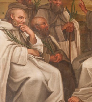Zdjęcie nr 2: Obraz w kształcie stojącego prostokąta, w złoconej, profilowanej ramie. W centrum kompozycji przedstawienie pięciu zakonników w strojach kamedulskich siedzących na tle wiejskiego pejzażu. Wszyscy ubrani w białe habity, obfite płaszcze z kapturami, w rękach trzymają palmy męczeństwa. Po prawej najstarszy z nich, św. Romuald zasiadający na kamieniu, lewą dłoń wspiera na drewnianej lasce, prawą unosi w geście błogosławieństwa. Kolorystyka ciepła, stonowana z przewagą ciepłych zieleni.